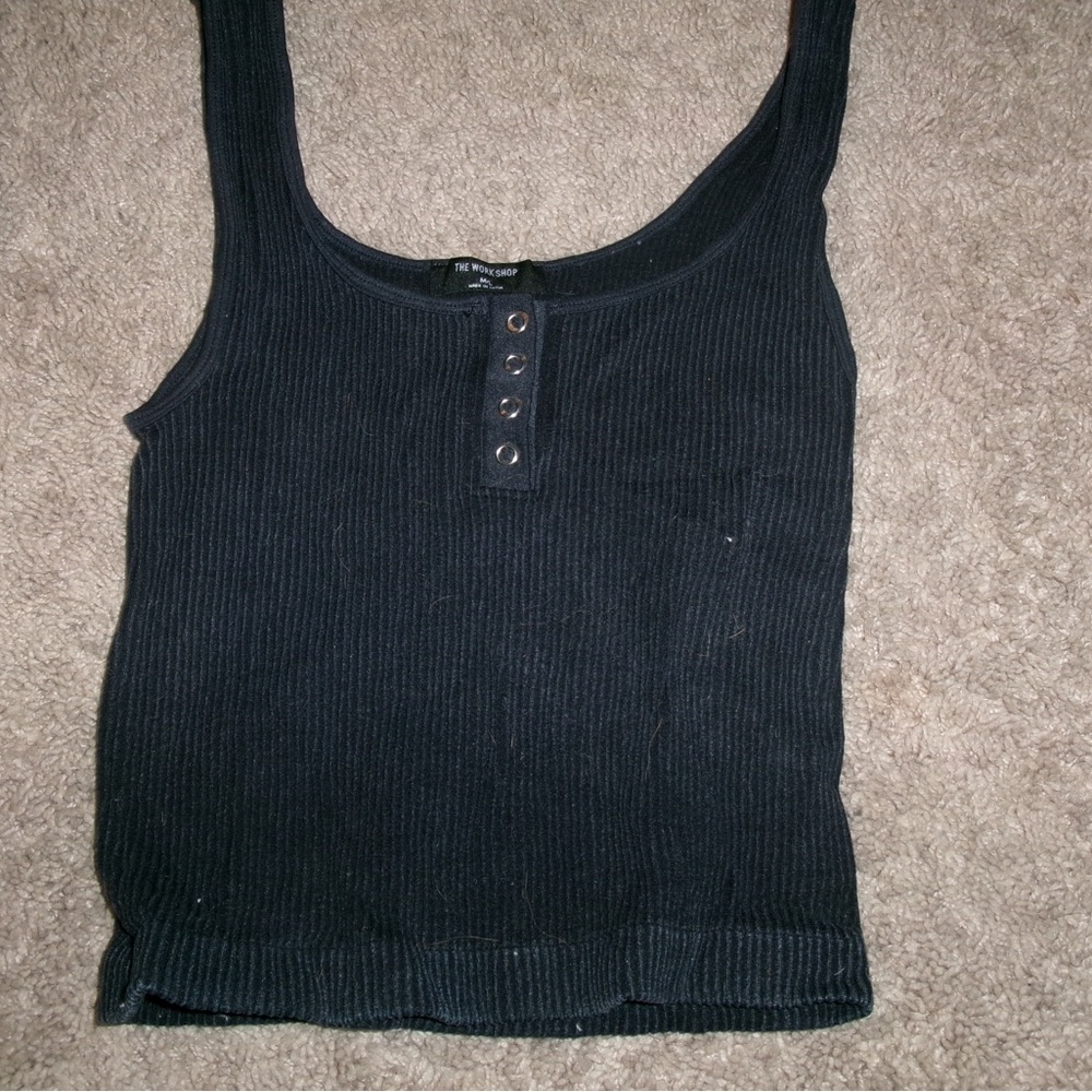Sleek Black Tank Top Essential for Versatile Style